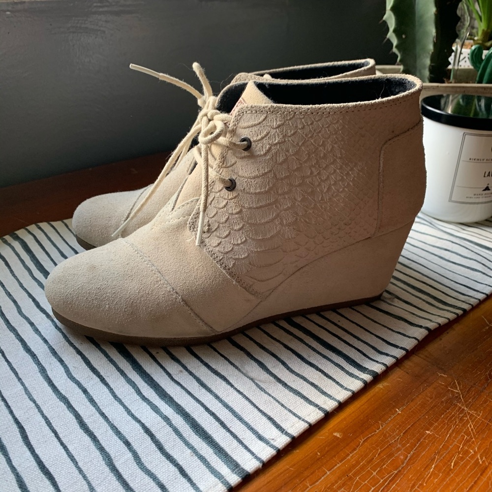 Toms Textured Booties - Picture 2 of 3